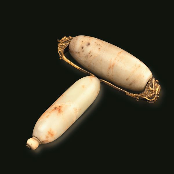 Piccolo rullo per massaggi in giada russet con montatura in metallo dorato raffigurante draghi, Cina, Dinastia Qing, XIX secolo