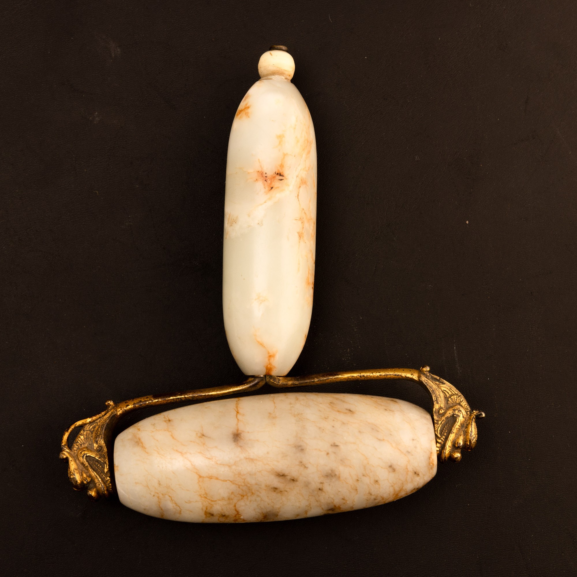 Rullo per massaggi in giada russet con montatura in metallo dorato raffigurante draghi, Cina, Din...