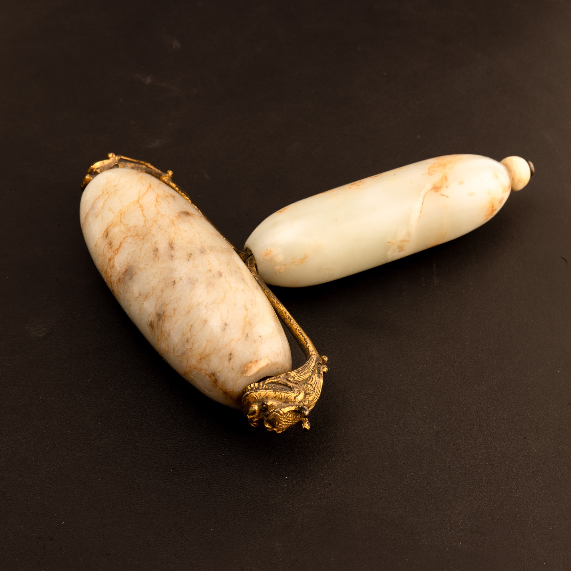 Rullo per massaggi in giada russet con montatura in metallo dorato raffigurante draghi, Cina, Din...