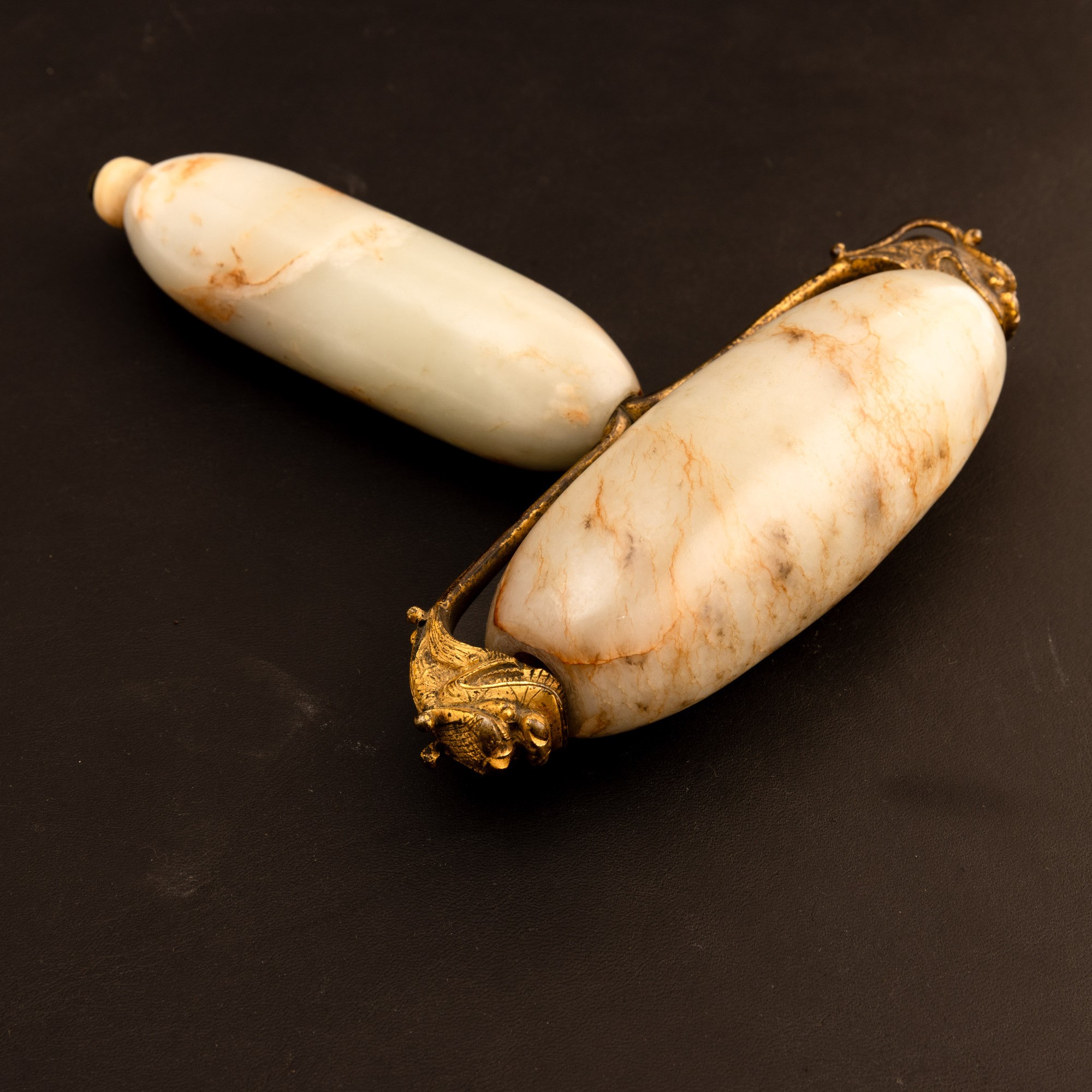 Rullo per massaggi in giada russet con montatura in metallo dorato raffigurante draghi, Cina, Din...