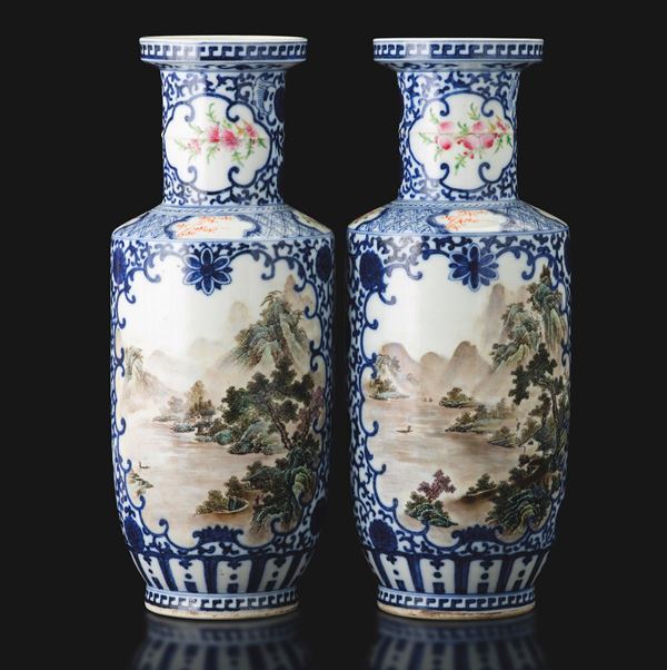 Coppia di vasi in porcellana a fondo bianco e blu raffiguranti fiori di loto con scene paesaggistiche entro riserve sagomate, Cina, Dinastia Qing, XIX secolo