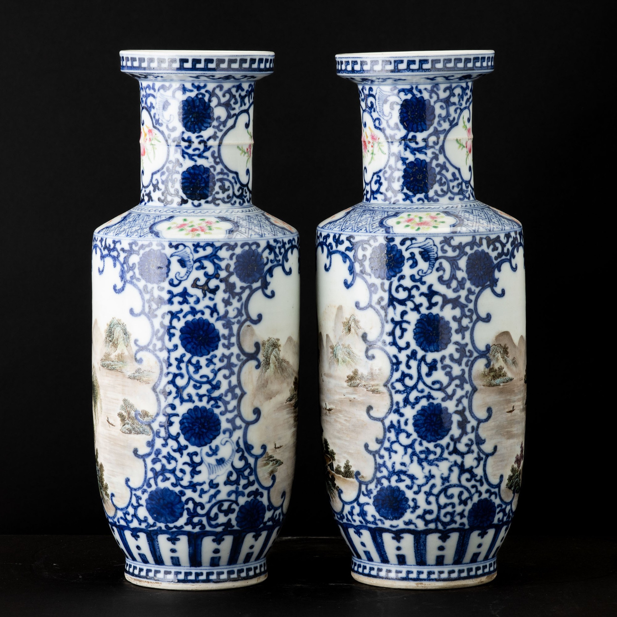 Coppia di vasi, porcellana bianca e blu con fiori di loto e paesaggi in riserve sagomate, Cina, D...