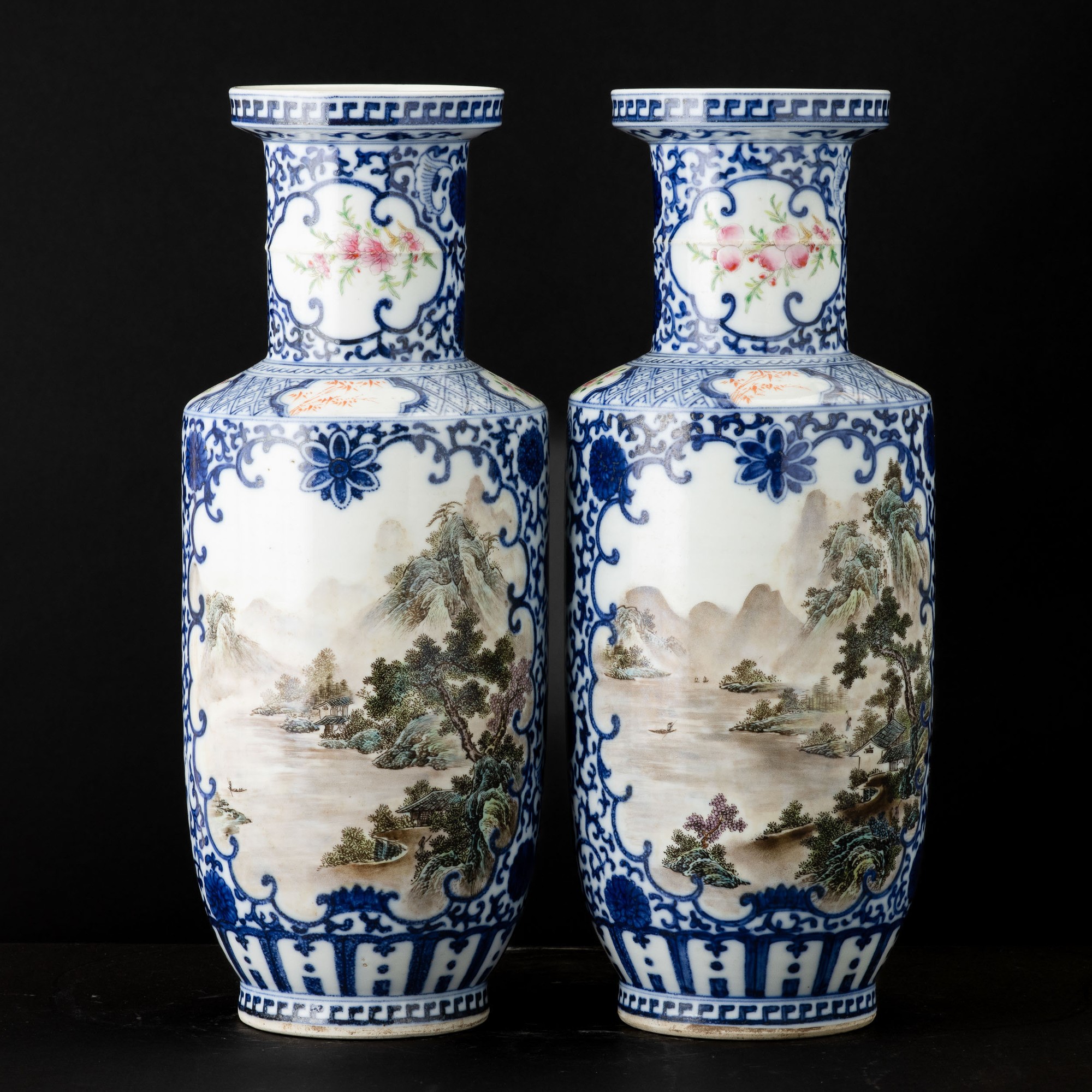 Coppia di vasi, porcellana bianca e blu con fiori di loto e paesaggi in riserve sagomate, Cina, D...