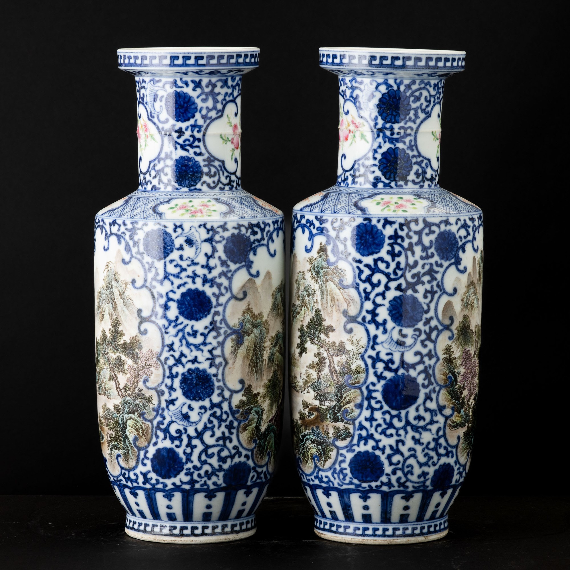 Coppia di vasi, porcellana bianca e blu con fiori di loto e paesaggi in riserve sagomate, Cina, D...