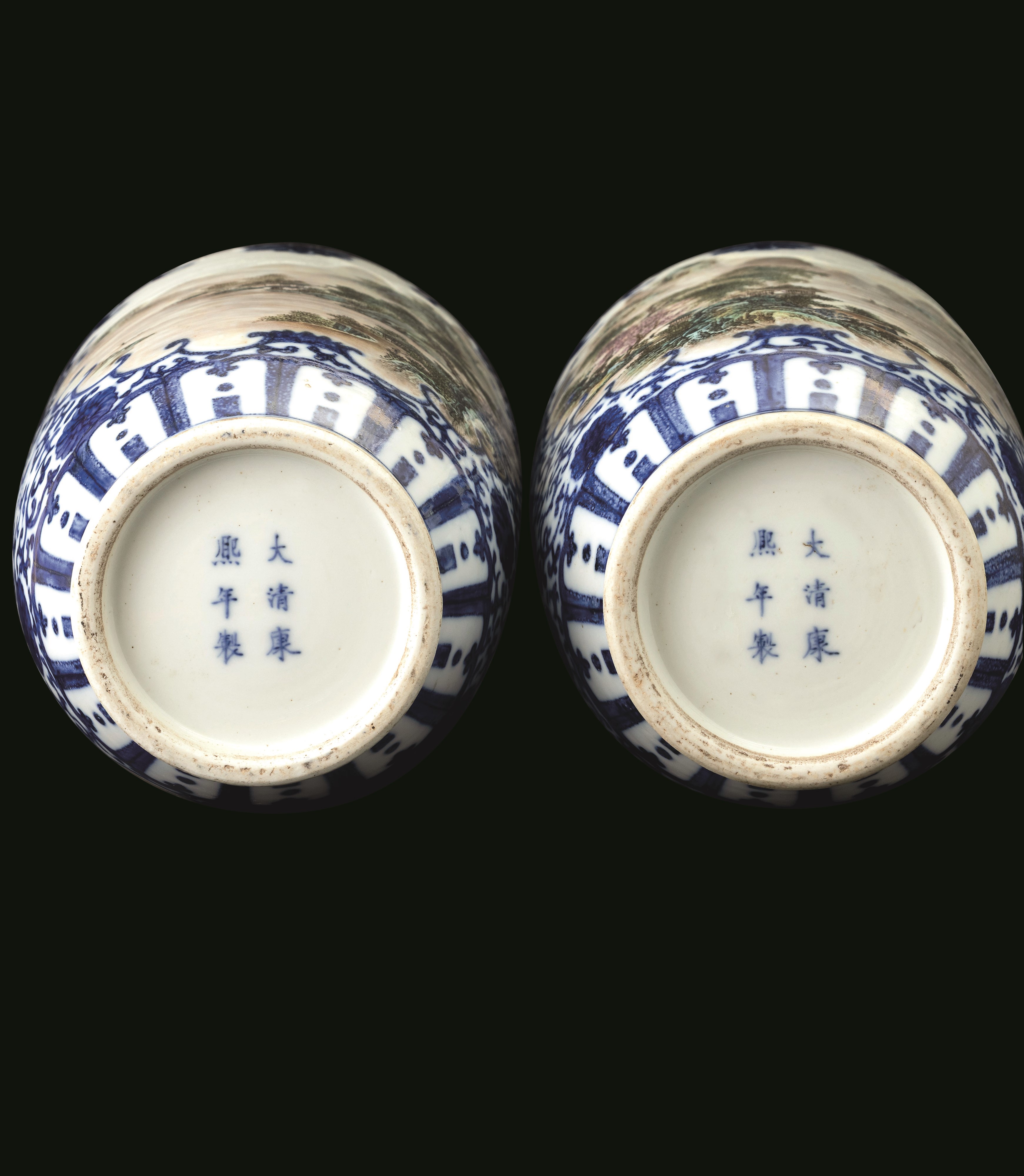 Coppia di vasi, porcellana bianca e blu con fiori di loto e paesaggi in riserve sagomate, Cina, D...