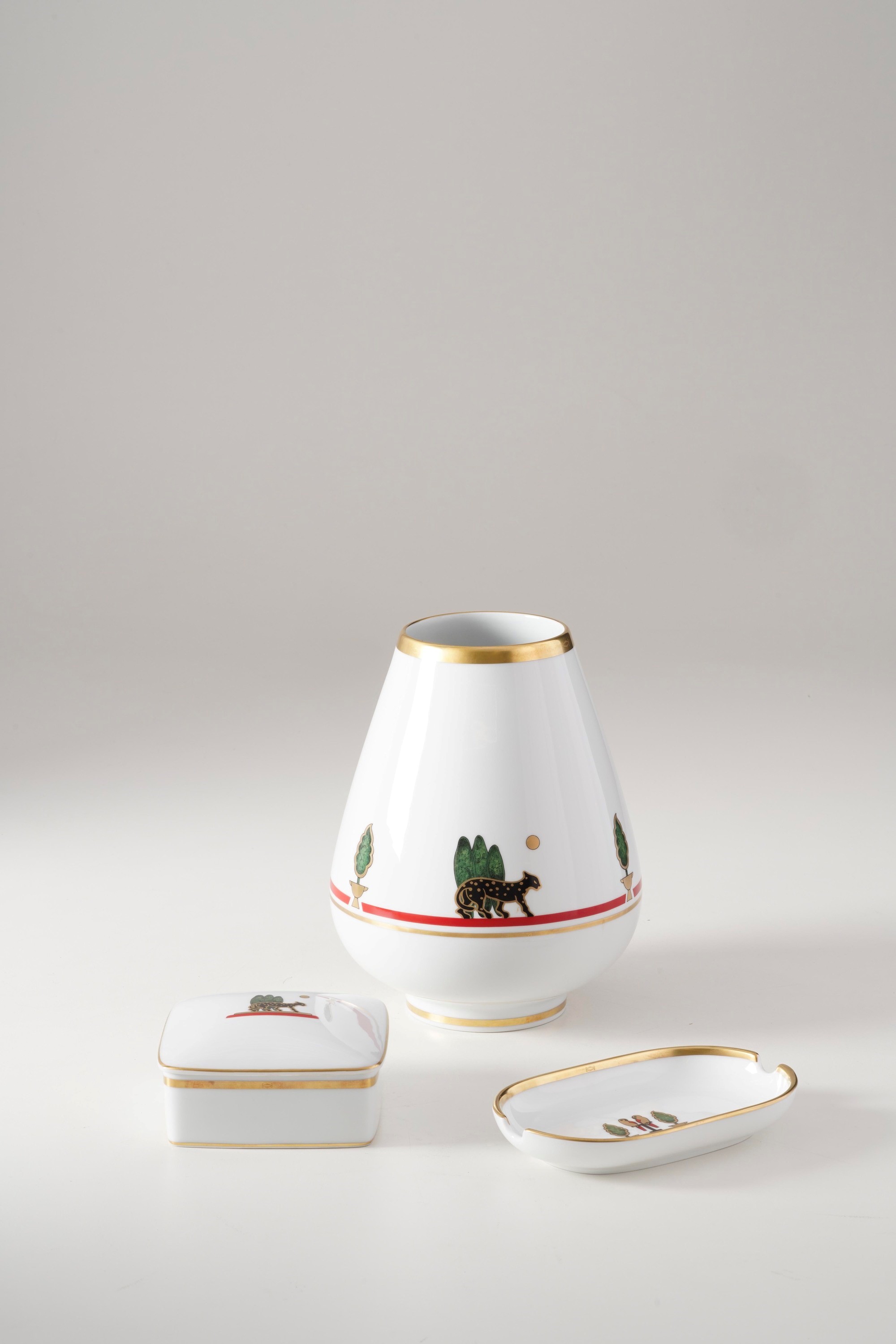 Maison Cartier, Vaso, posacenere e scatolina in porcellana (Made in France Limoges e Cartier), XX...