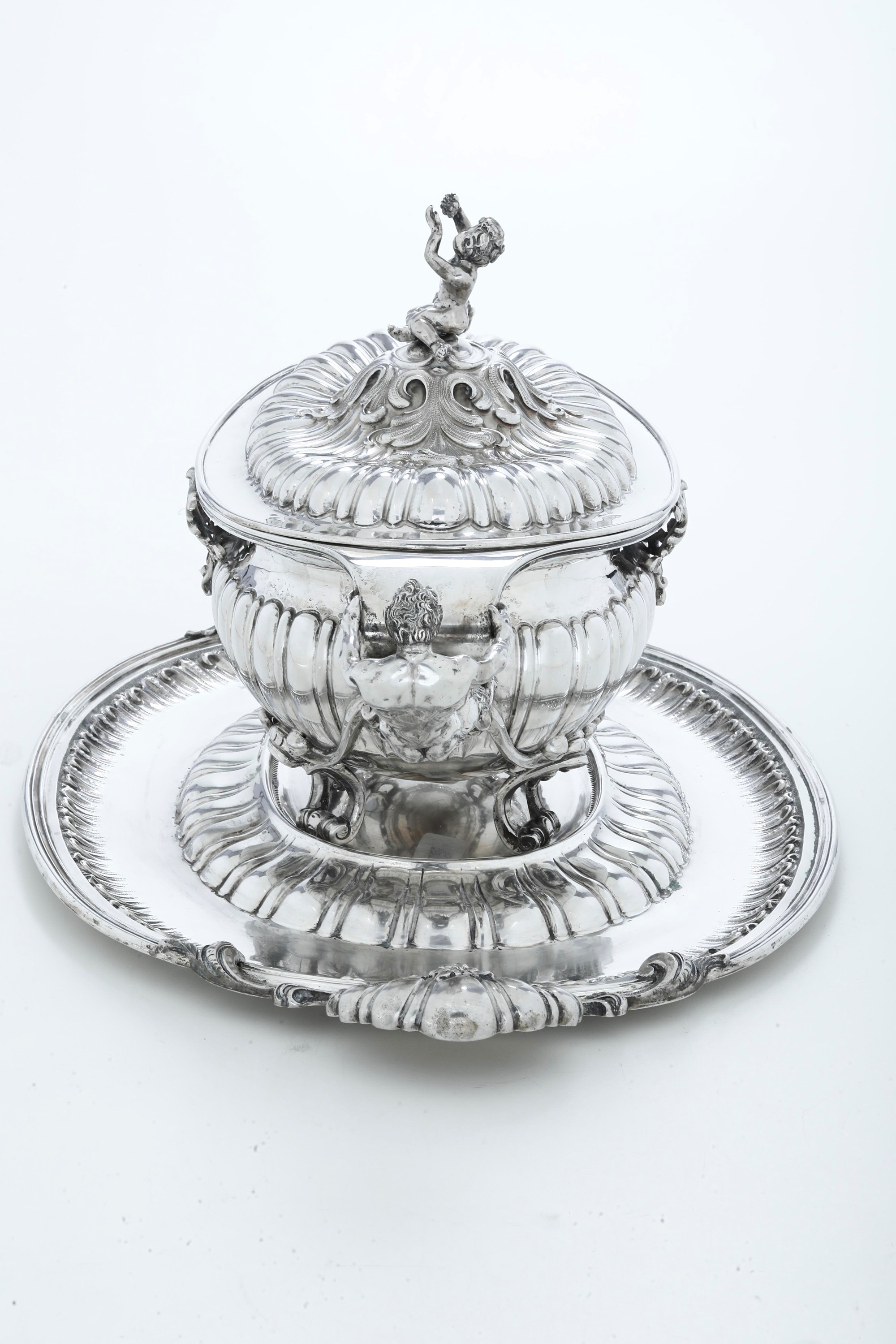 Achille Proserpio, Grande zuppiera neobarocca con presentoire in argento