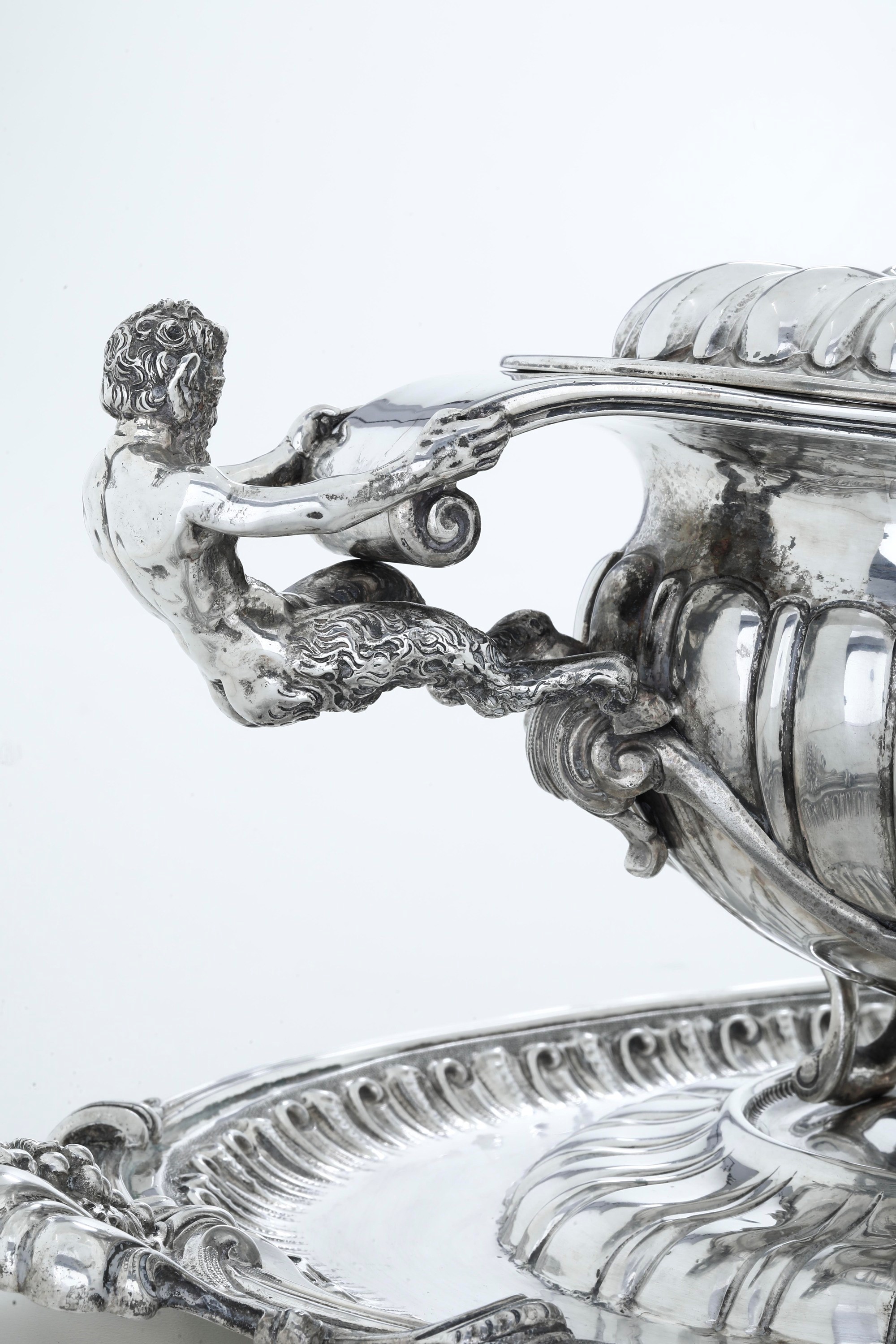 Achille Proserpio, Grande zuppiera neobarocca con presentoire in argento