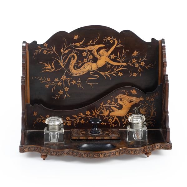 Set da scrittoio in legno intarsiato