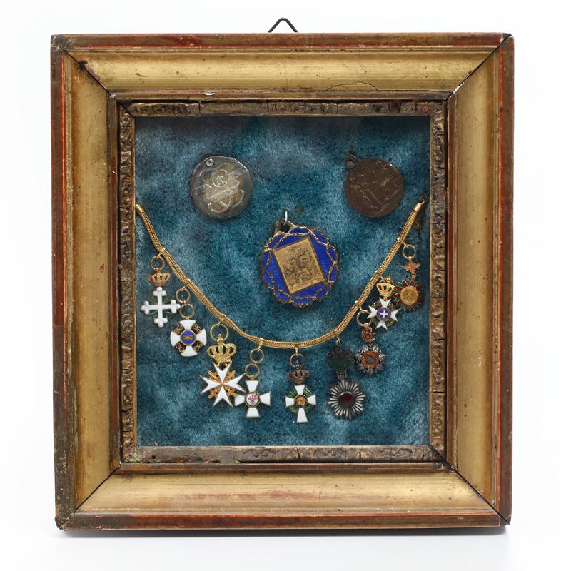 Gruppo di decorazioni militari entro teca e bracciale in oro  - Asta Antiquariato - Cambi Casa d'Aste