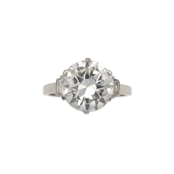 Circular-cut diamond weighing 4.75 carats and platinum ring. Signed Bulgari