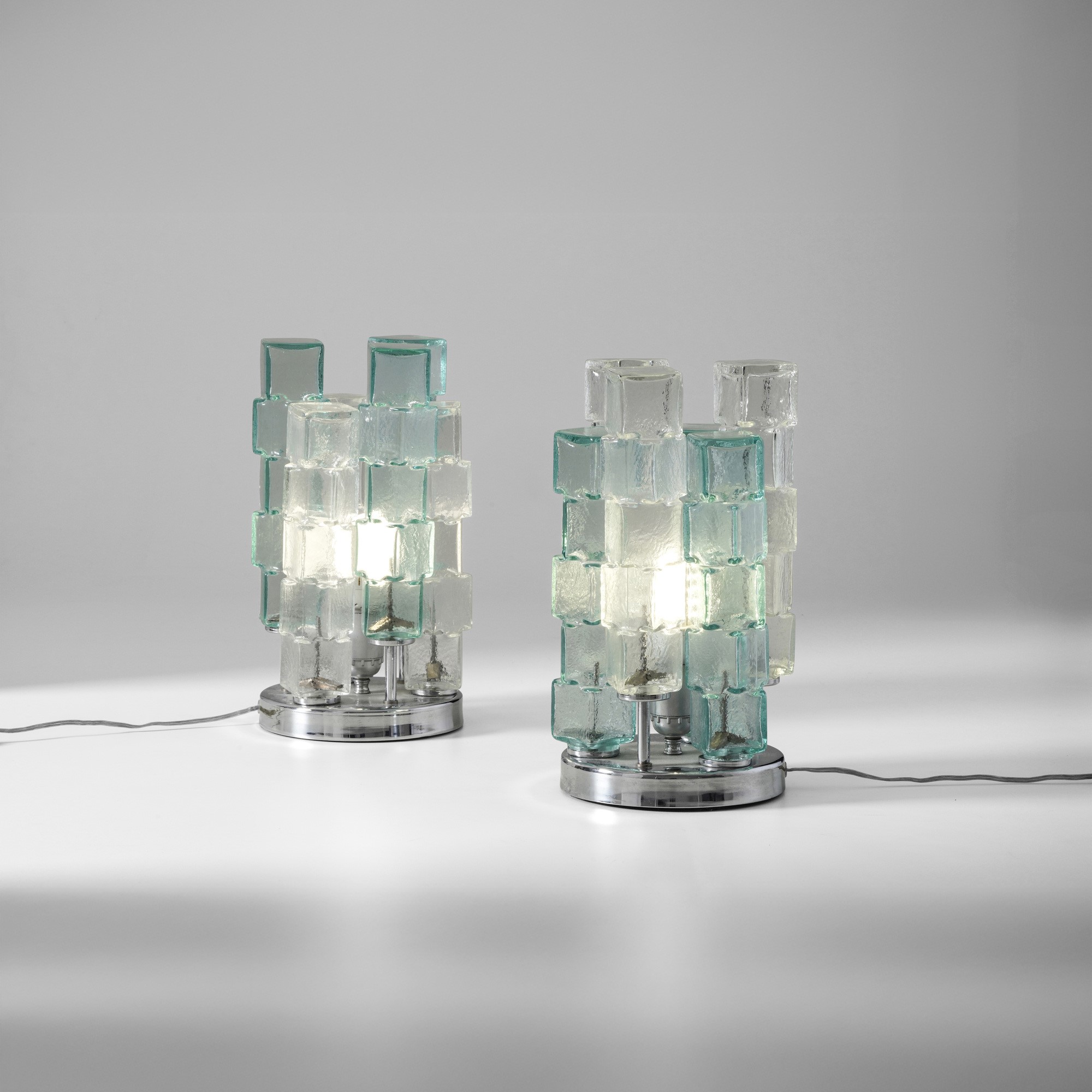 Lumenform - Coppia di lampade da tavolo in metallo cromato e vetro di Murano
