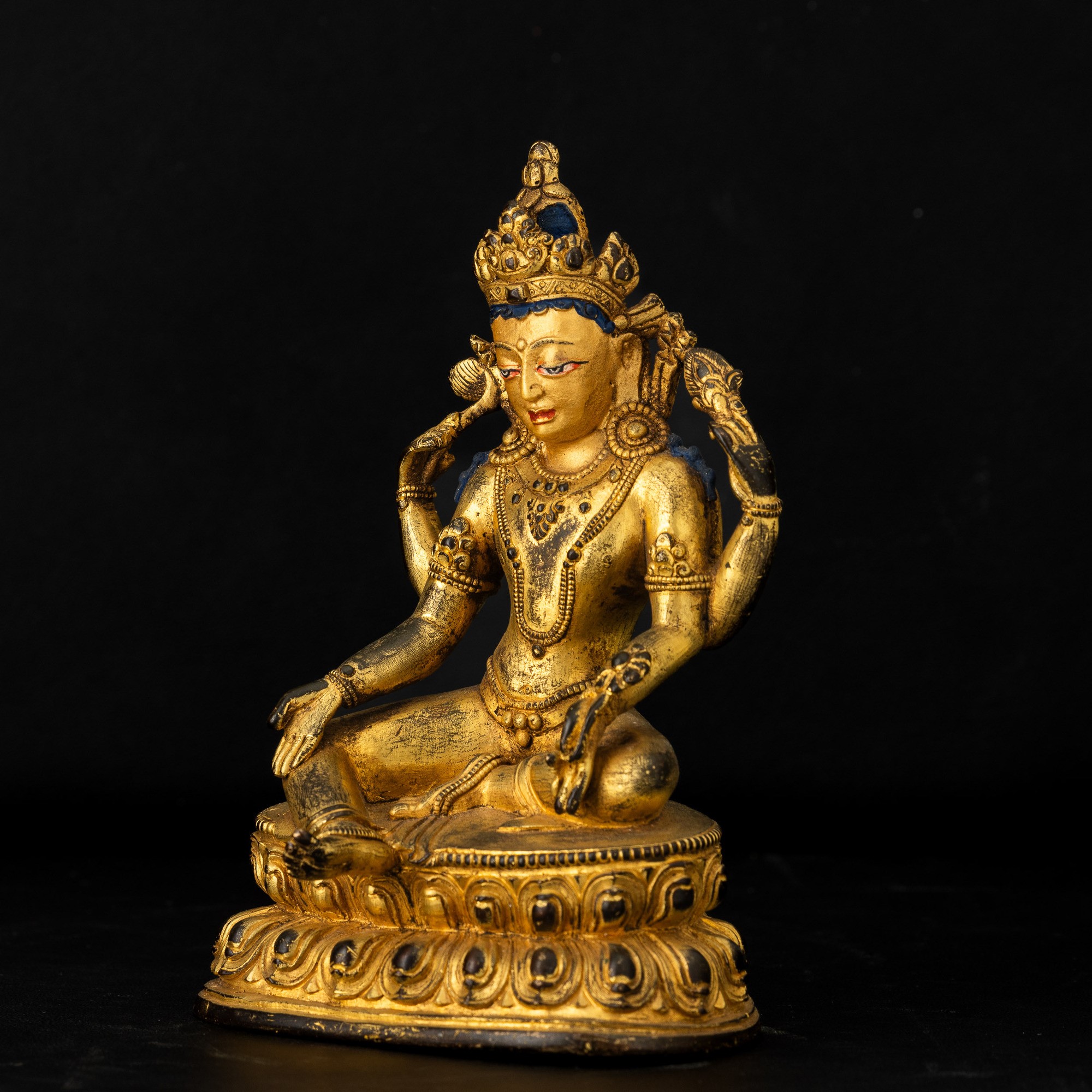 Figura di Buddha, bronzo dorato con policromia, seduto su doppio fiore di loto, Cina, Dinastia Qi...
