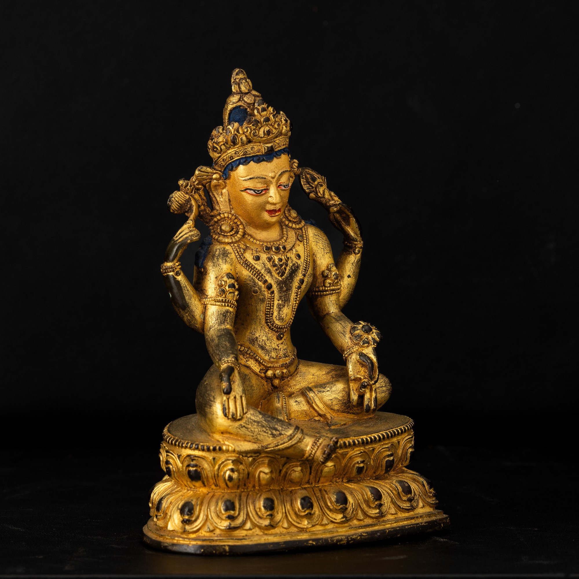 Figura di Buddha, bronzo dorato con policromia, seduto su doppio fiore di loto, Cina, Dinastia Qi...