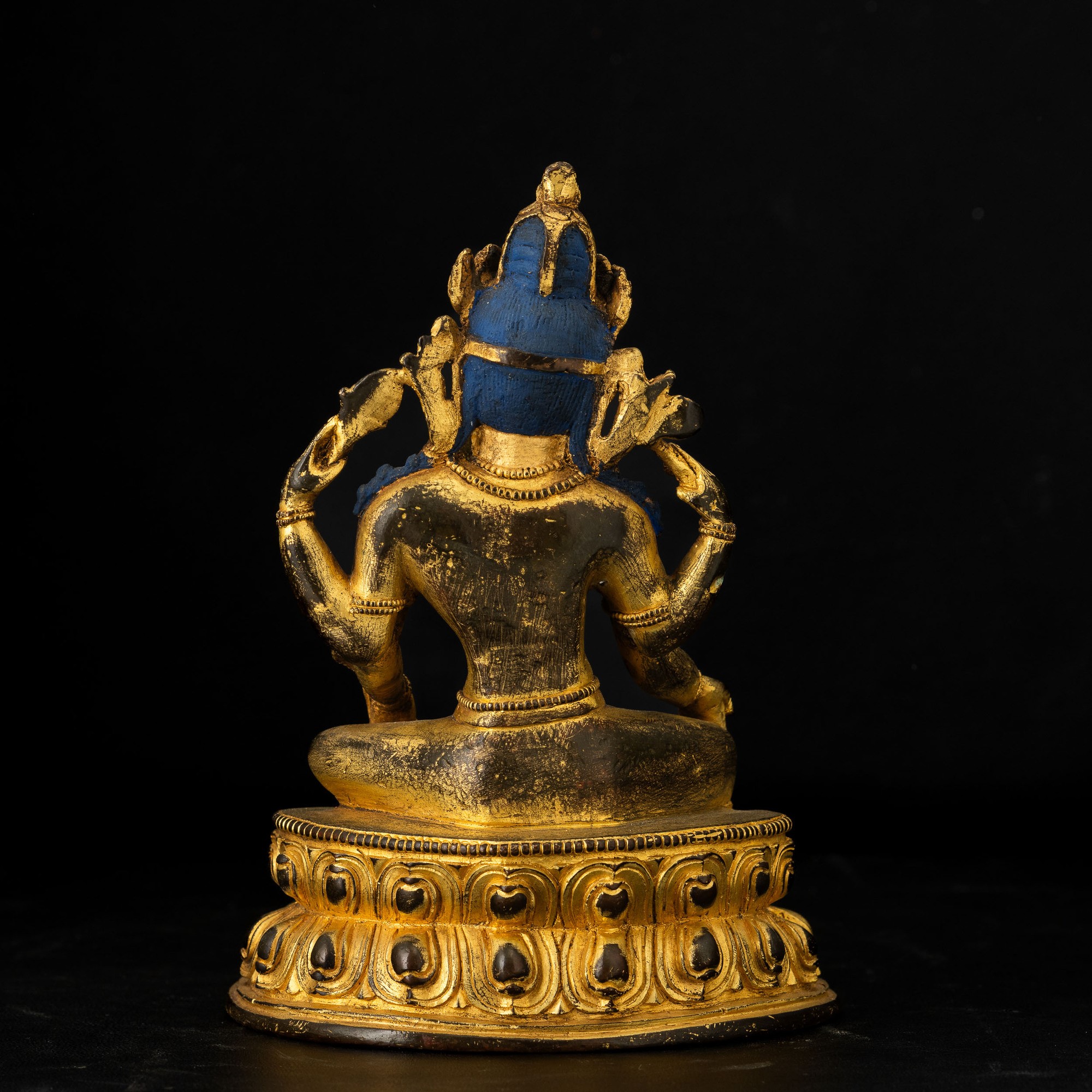 Figura di Buddha, bronzo dorato con policromia, seduto su doppio fiore di loto, Cina, Dinastia Qi...