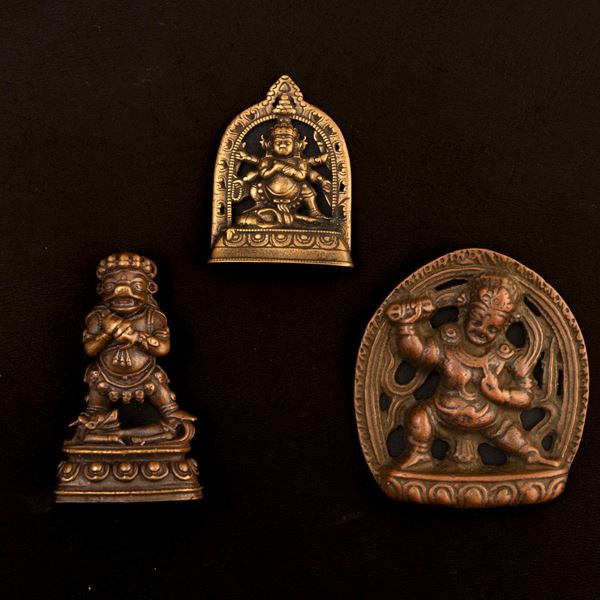 Lotto composto da tre figure raffiguranti divinità in bronzo, Thailandia, XIX secolo