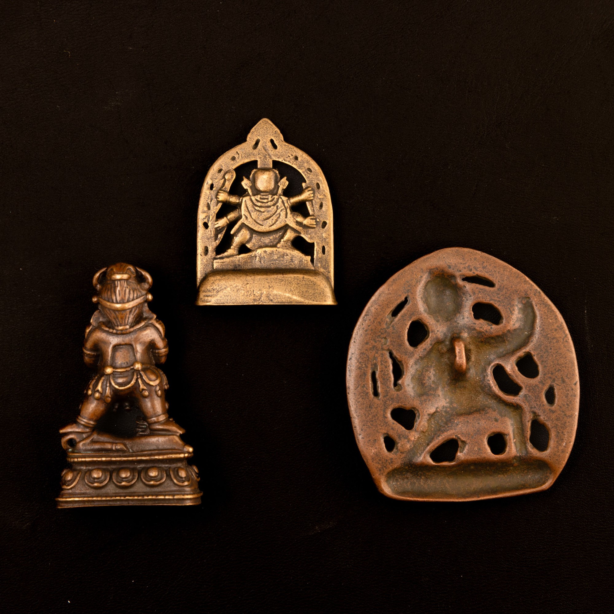 Lotto di tre figure votive, divinità in bronzo, Thailandia, XIX secolo