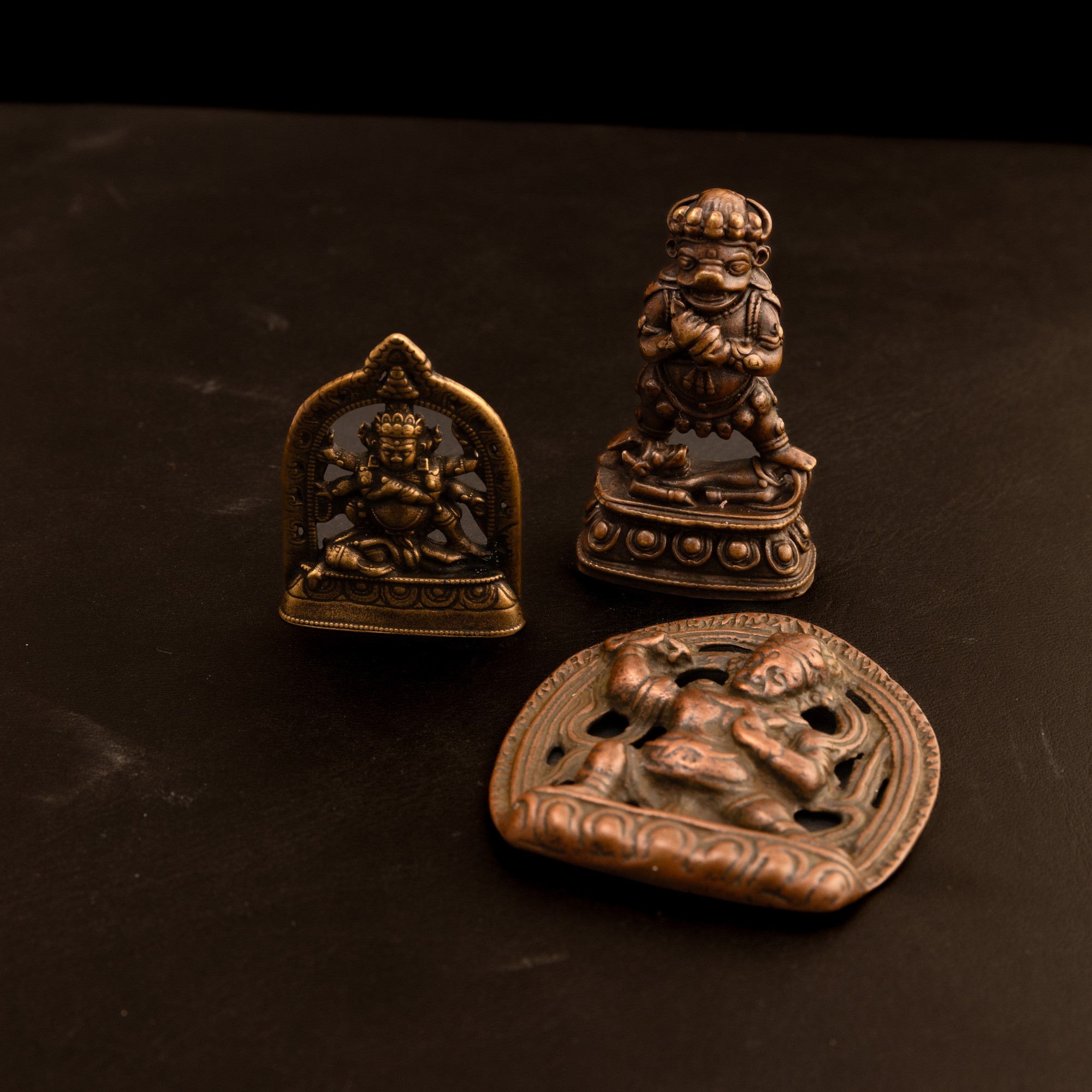 Lotto di tre figure votive, divinità in bronzo, Thailandia, XIX secolo