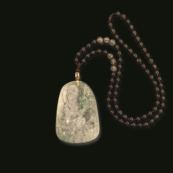 Collana con placca in giadeite raffigurante Guanyin con ciondolo in oro, Cina, Dinastia Qing, XIX secolo