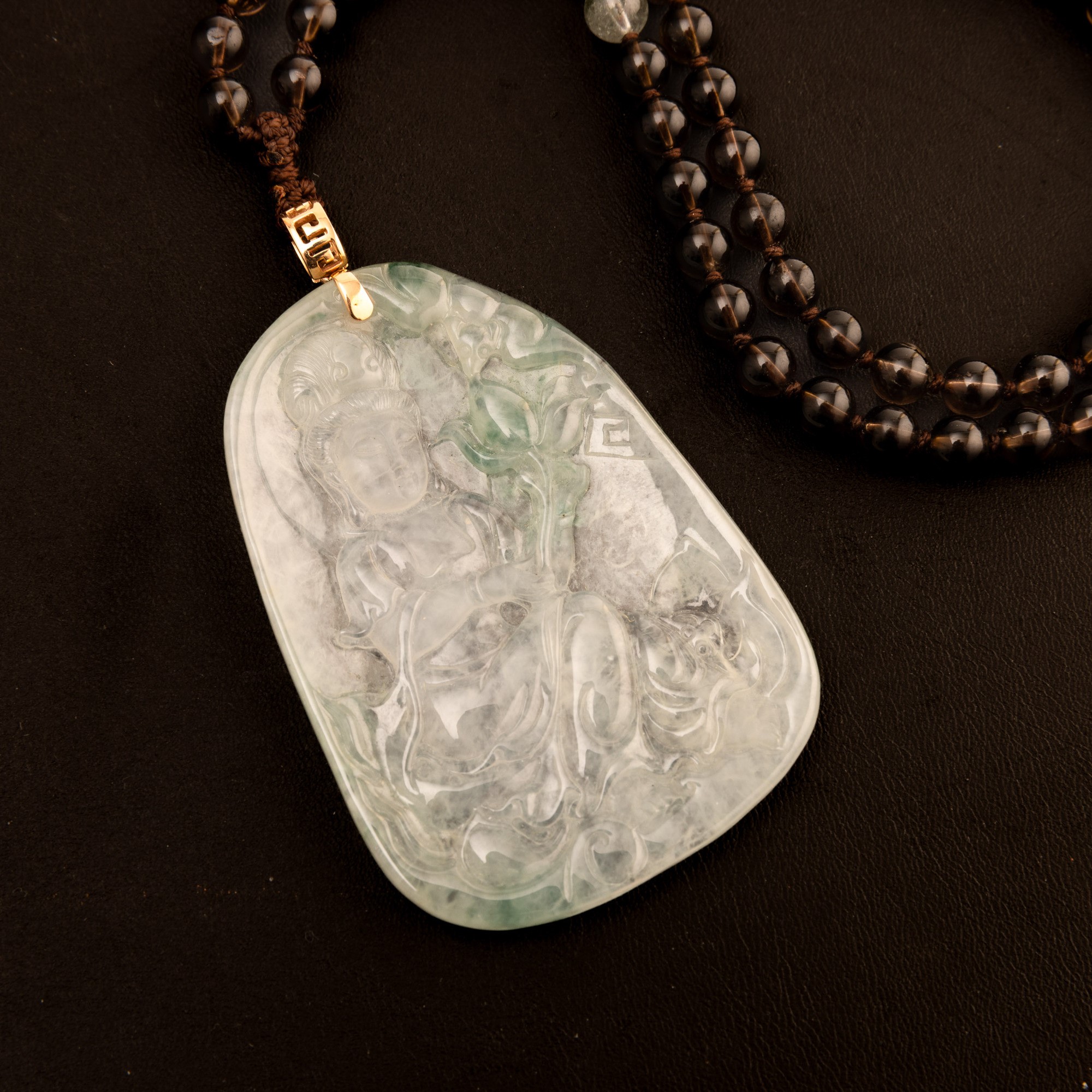 Cina, Collana con placca in giadeite raffigurante Guanyin e ciondolo in oro, Dinastia Qing, XIX s...