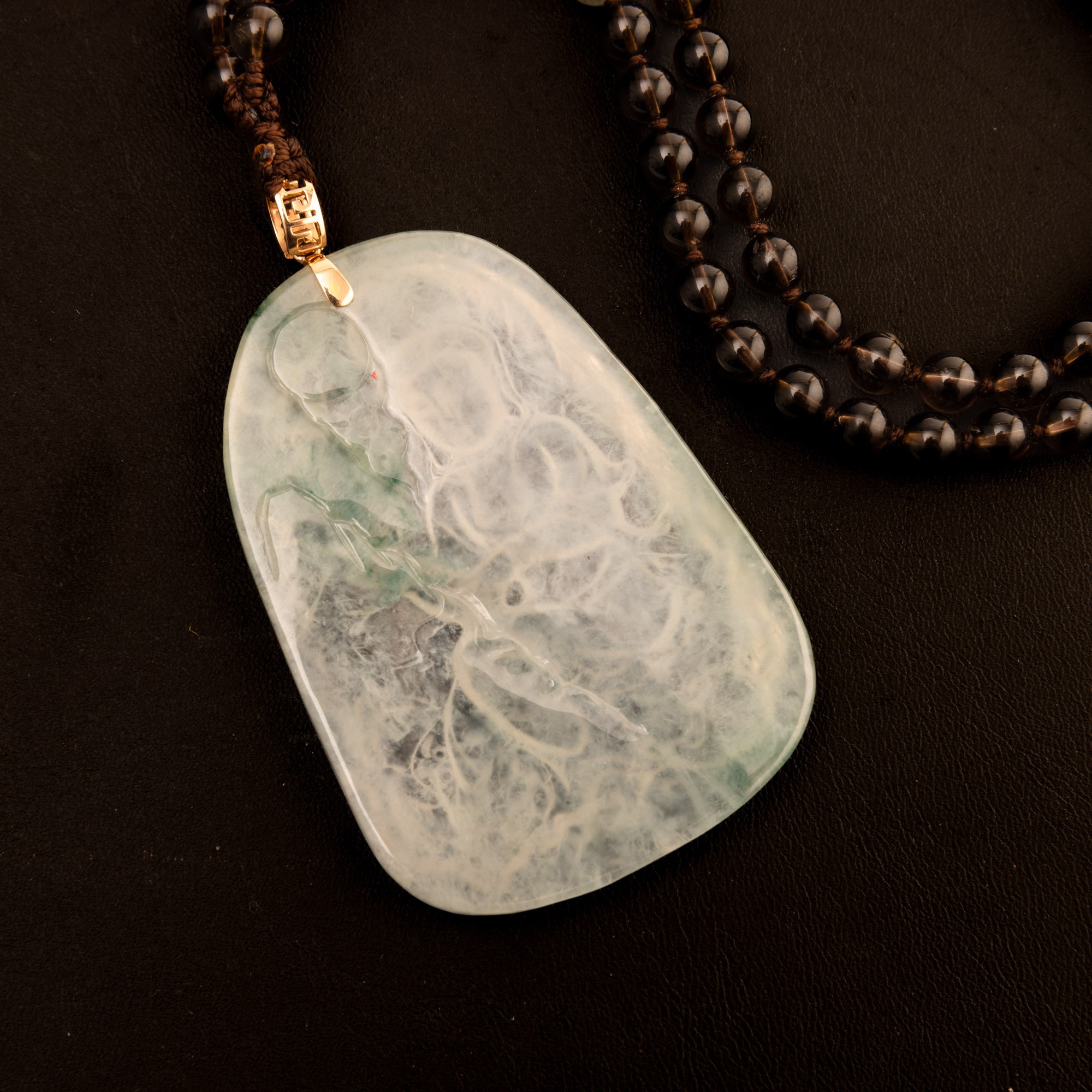 Cina, Collana con placca in giadeite raffigurante Guanyin e ciondolo in oro, Dinastia Qing, XIX s...