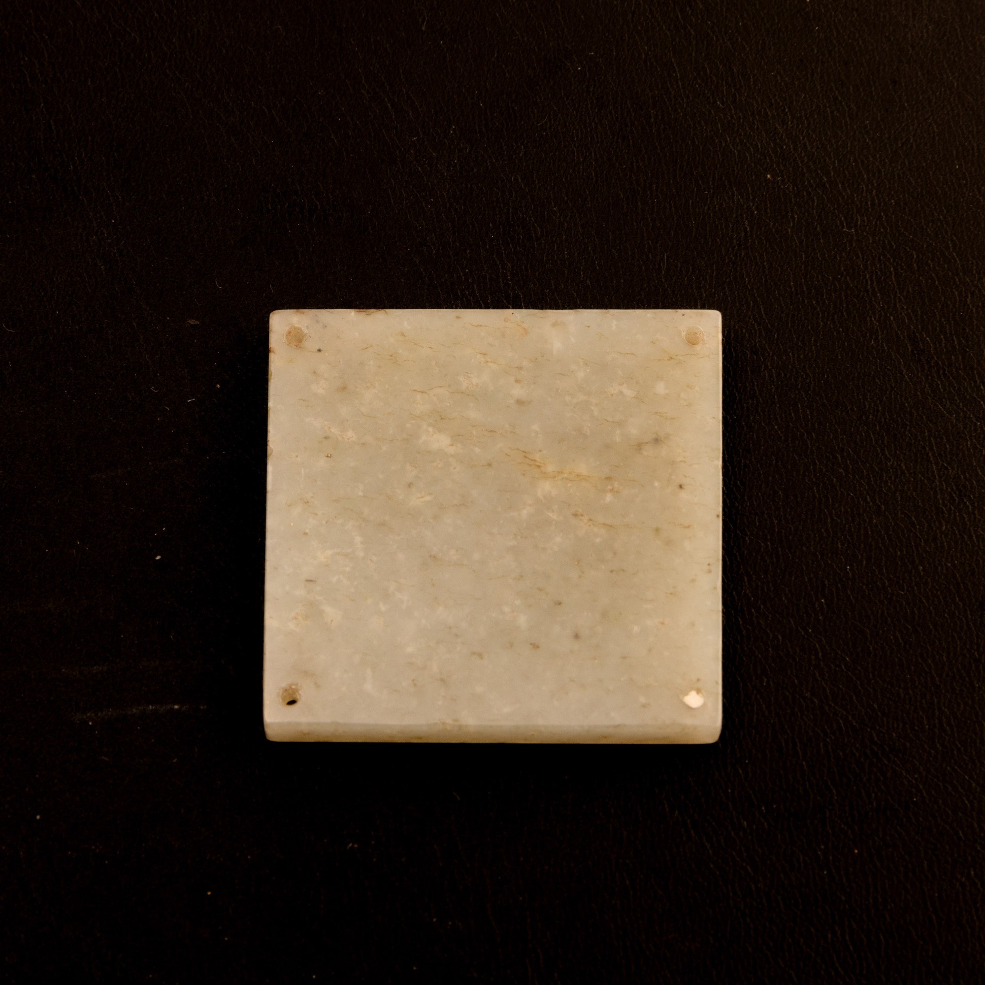 Placca in giada celadon con personaggio inciso, Cina, XX secolo