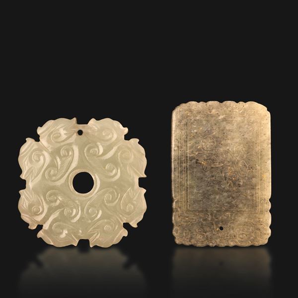 Lotto composto da ciondolo in giada bianca con decori incisi e placca in giada grigia con iscrizioni, Cina, Dinastia Qing, XIX secolo
