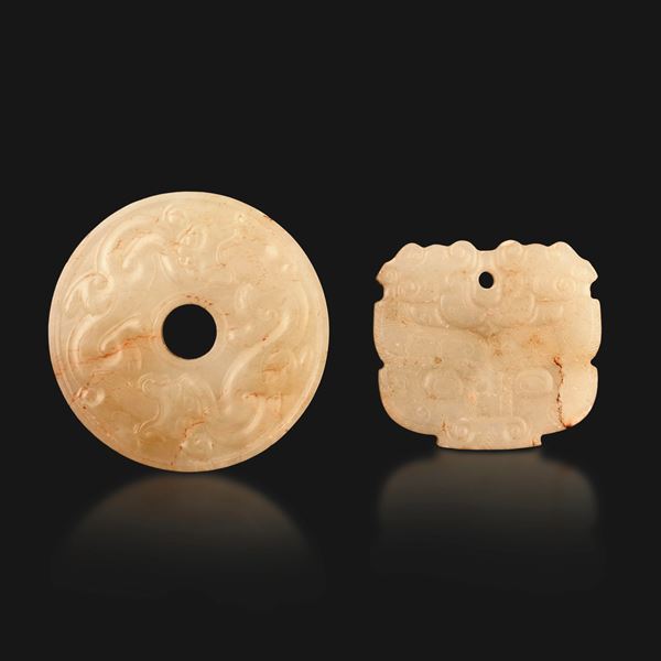 Lotto composto da maschera taotie e Pi in giada russet con decori incisi, Cina, Dinastia Qing, XIX secolo