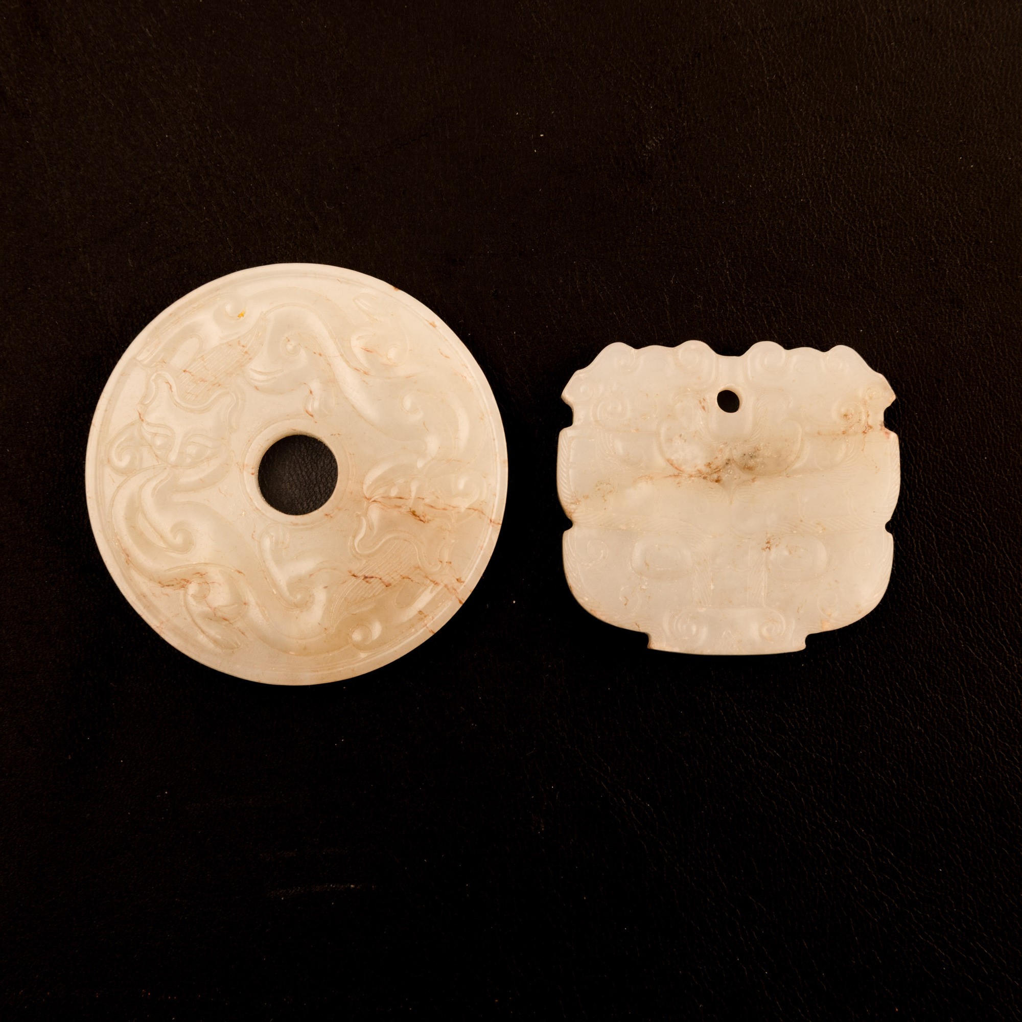 Maschera taotie e pi in giada russet incisa, Cina, Dinastia Qing, XIX secolo
