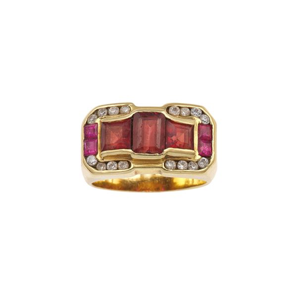 Anello con rubini e piccoli diamanti