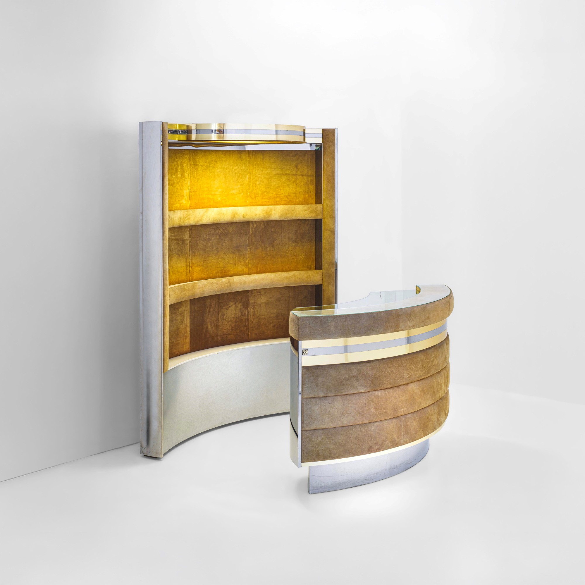 Mobile bar luminoso, struttura in ottone e metallo cromato, rivestimento in pelle scamosciata e p...