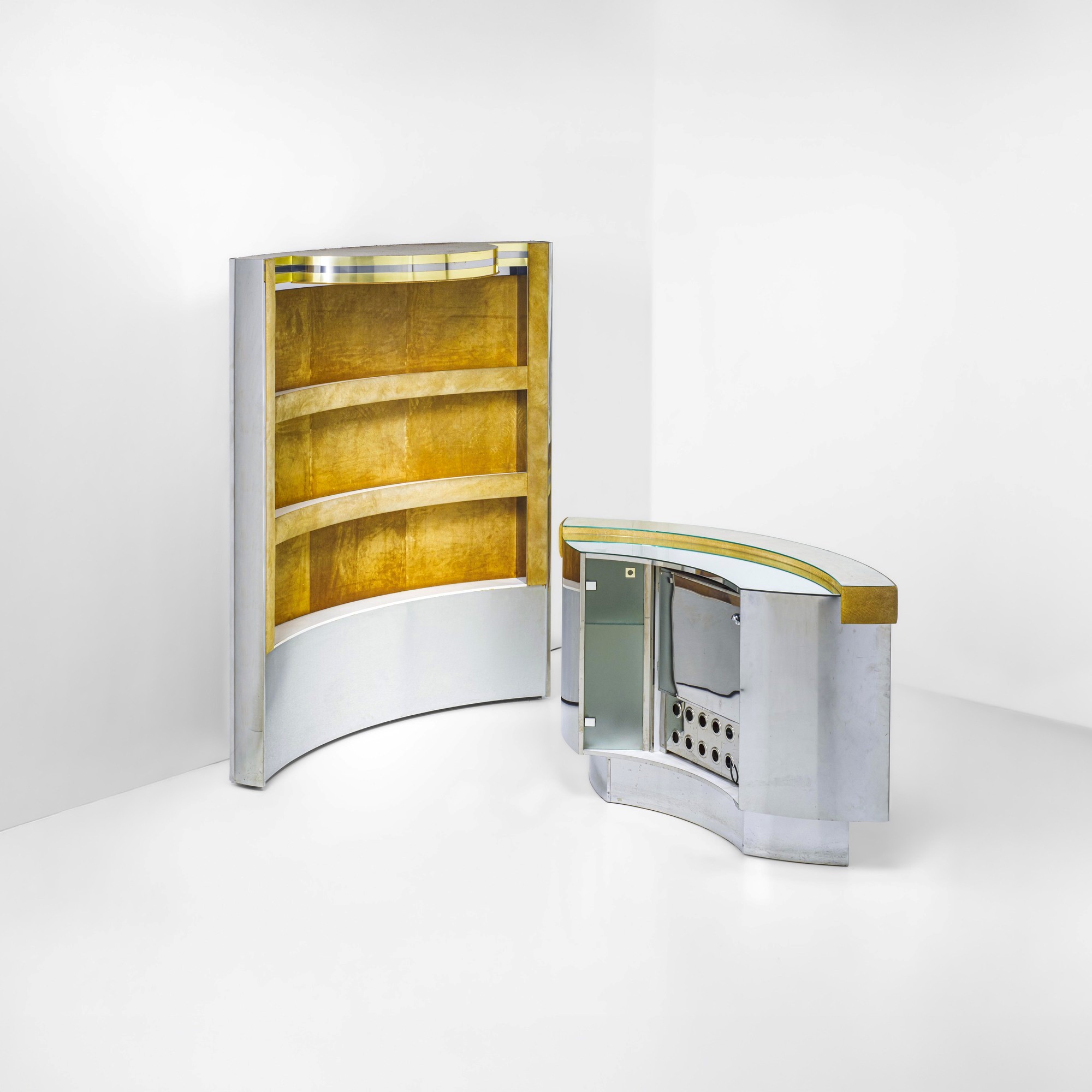 Mobile bar luminoso, struttura in ottone e metallo cromato, rivestimento in pelle scamosciata e p...
