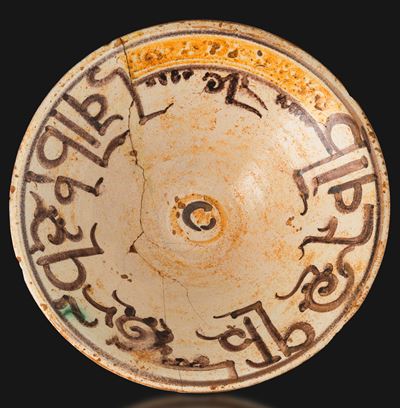 Piatto in terracotta di Nishapur, Persia, con iscrizioni (X secolo)