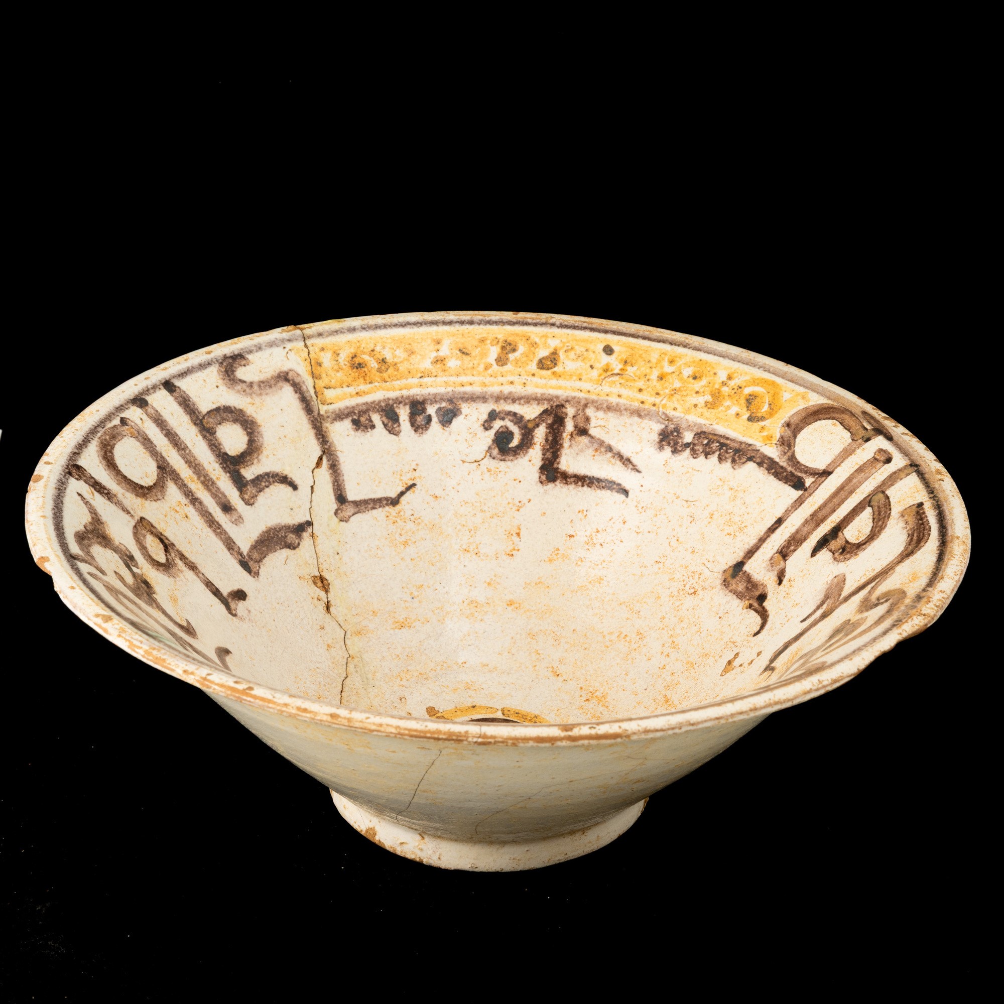 Piatto in terracotta di Nishapur, Persia, con iscrizioni (X secolo)