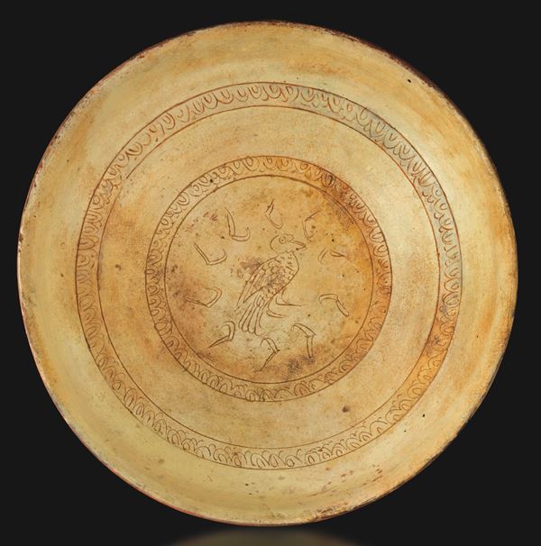 Piatto in terracotta raffigurante volatile, Persia, XII secolo