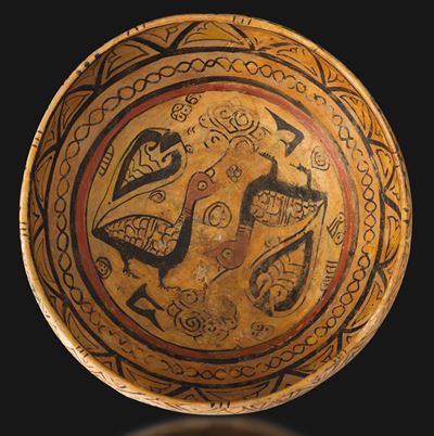 Piatto in terracotta di Nishapur con pavoni, Persia, XIV secolo