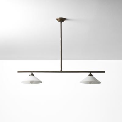 Lampada a sospensione, struttura in metallo verniciato e paralumi in vetro opalino (Italia, 1970 ...
