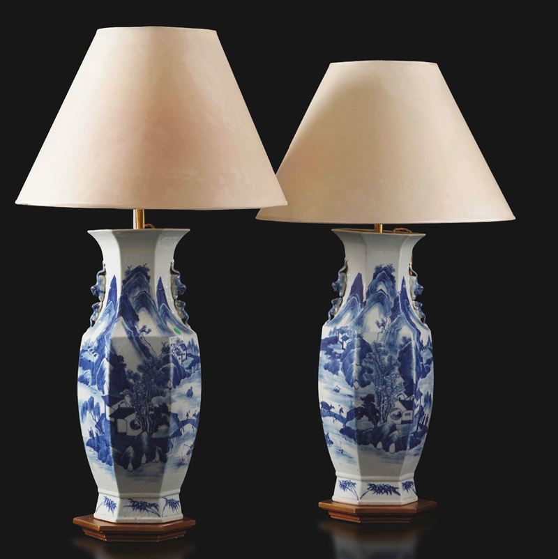 Coppia di vasi a pianta esagonale in porcellana bianca e blu a soggetto paesaggistico con Cane di Pho a rilievo, Cina, Dinastia Qing, XIX secolo  - Auction Fine Asian Works of Art - Cambi Casa d'Aste