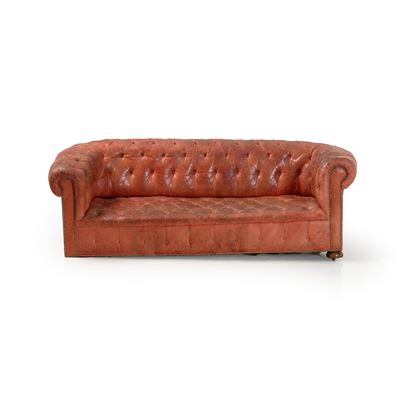 Divano modello Chesterfield in pelle, capitonné (seduta, schienali e braccioli)