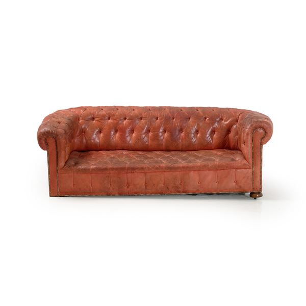 Divano modello Chesterfield in pelle