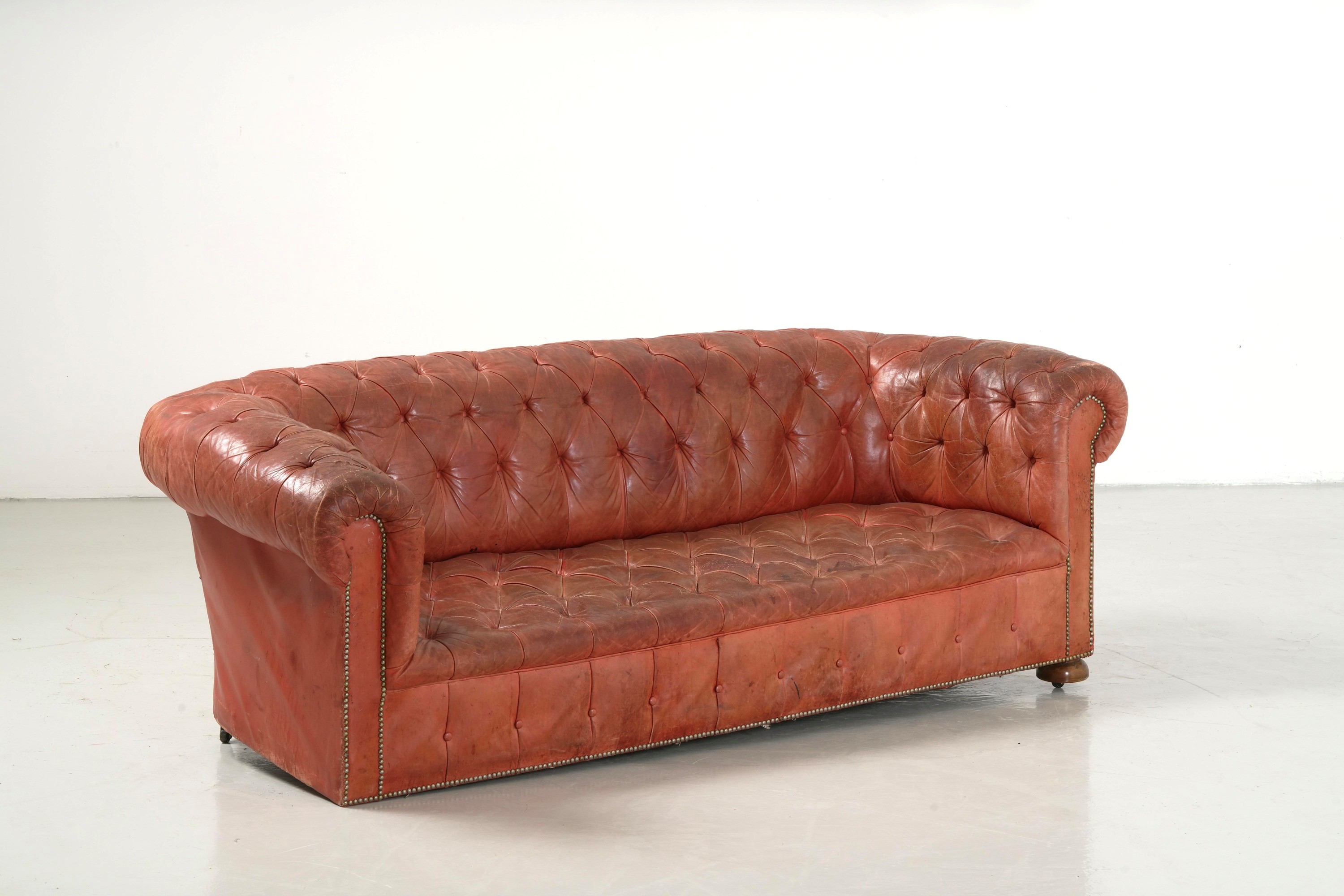 Divano modello Chesterfield in pelle, capitonné (seduta, schienali e braccioli)