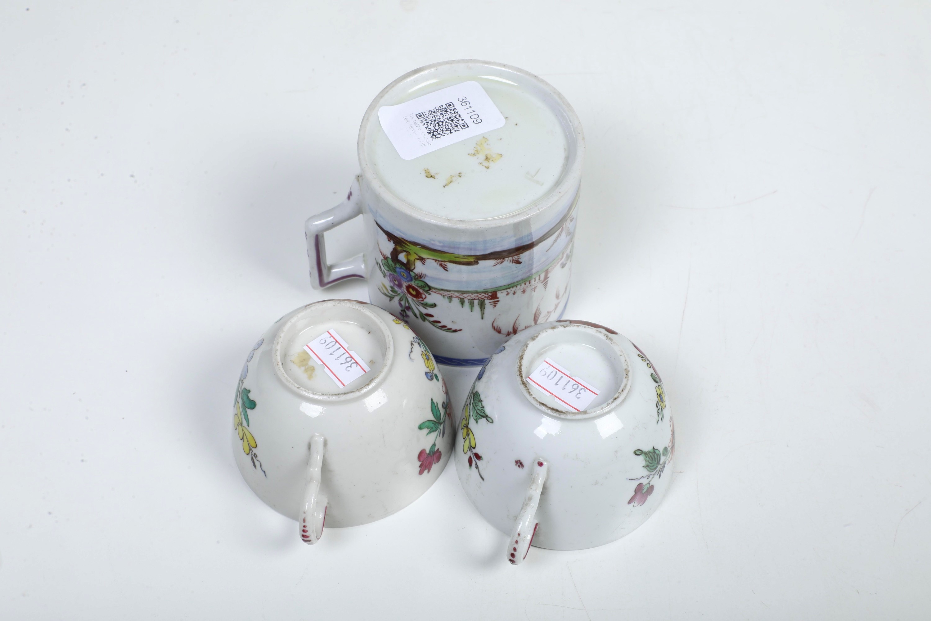 Doccia, Coppia di tazze e tazza da colazione con decoro, porcellana XVIII secolo e Nove, primi de...