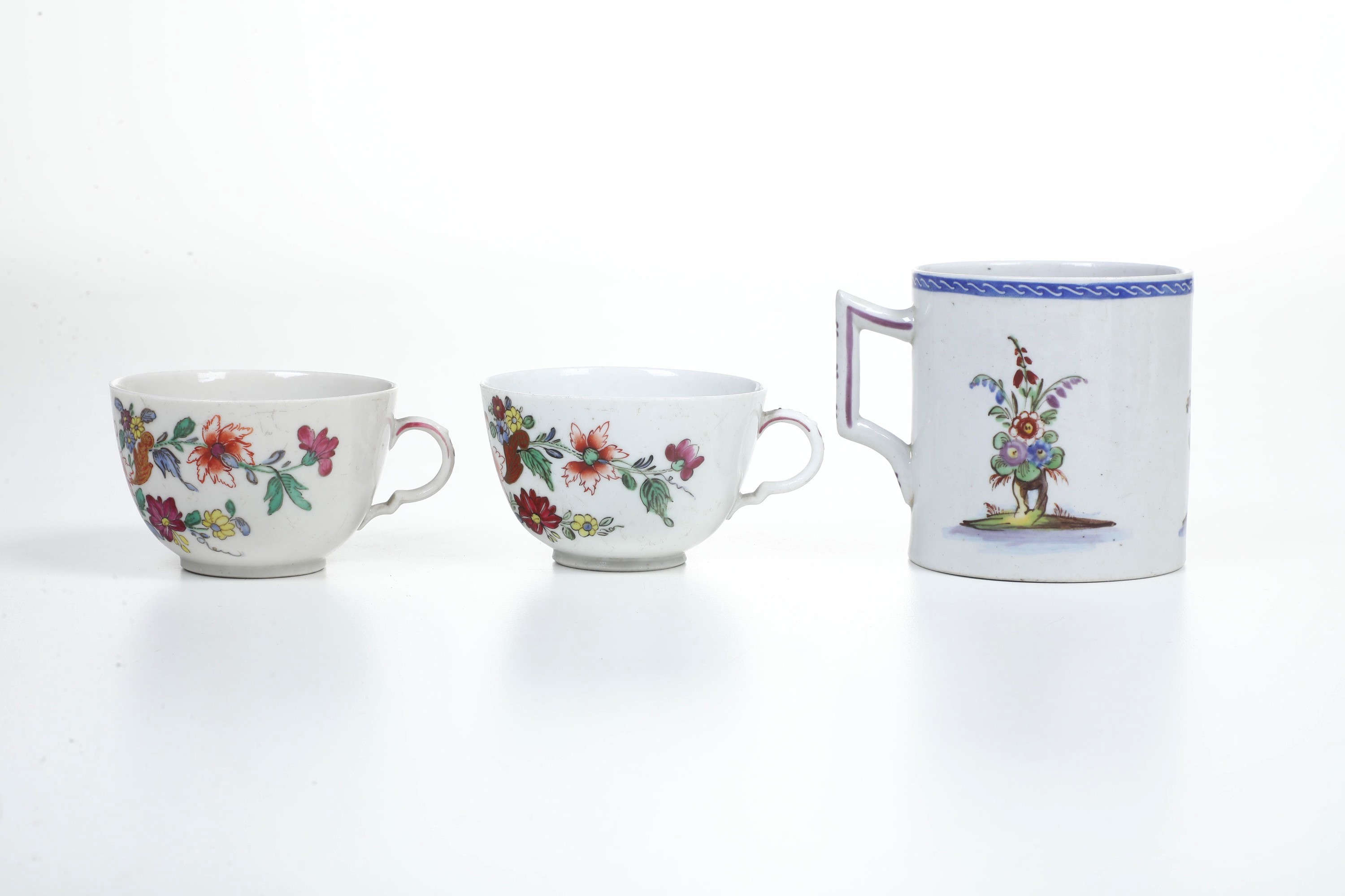 Doccia, Coppia di tazze e tazza da colazione con decoro, porcellana XVIII secolo e Nove, primi de...
