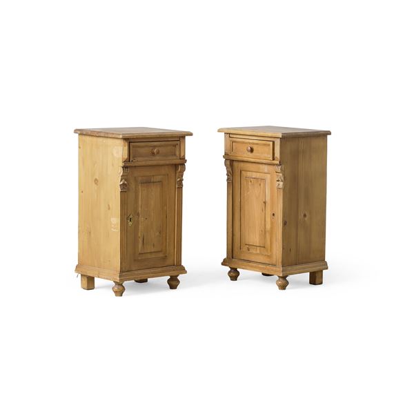 Coppia di comodini in legno