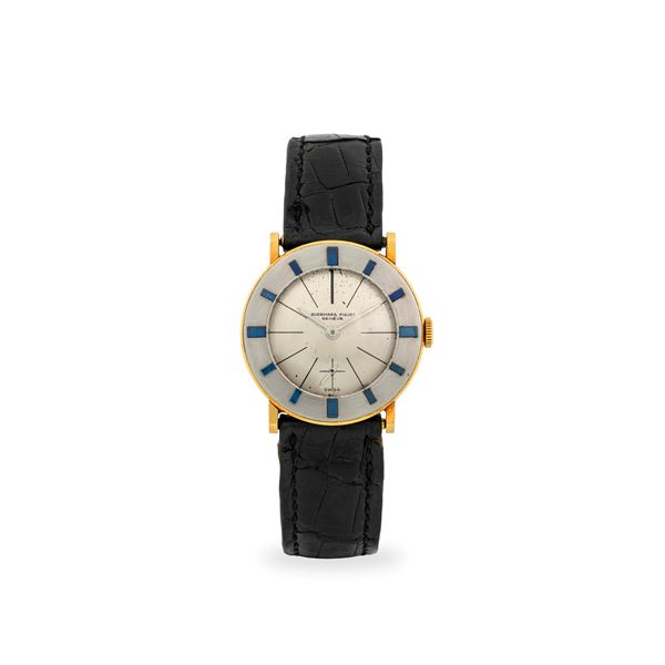 Raro ed elegante Disco Volante in oro giallo e bianco 18k con zaffiri taglio baguette ad indicazione delle ore sulla ghiera, quadrante argentè con piccoli secondi al sei, circa 1950