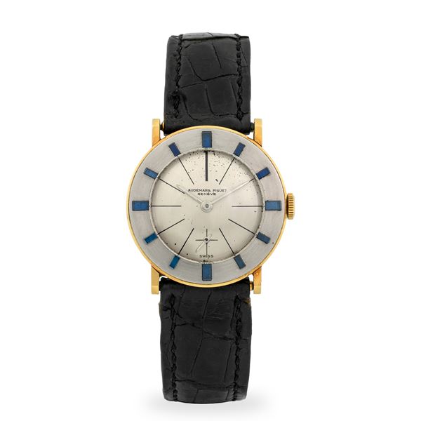 Audemars Piguet - Raro ed elegante Disco Volante in oro giallo e bianco 18k con zaffiri taglio baguette ad indicazione delle ore sulla ghiera, quadrante argentè con piccoli secondi al sei, circa 1950