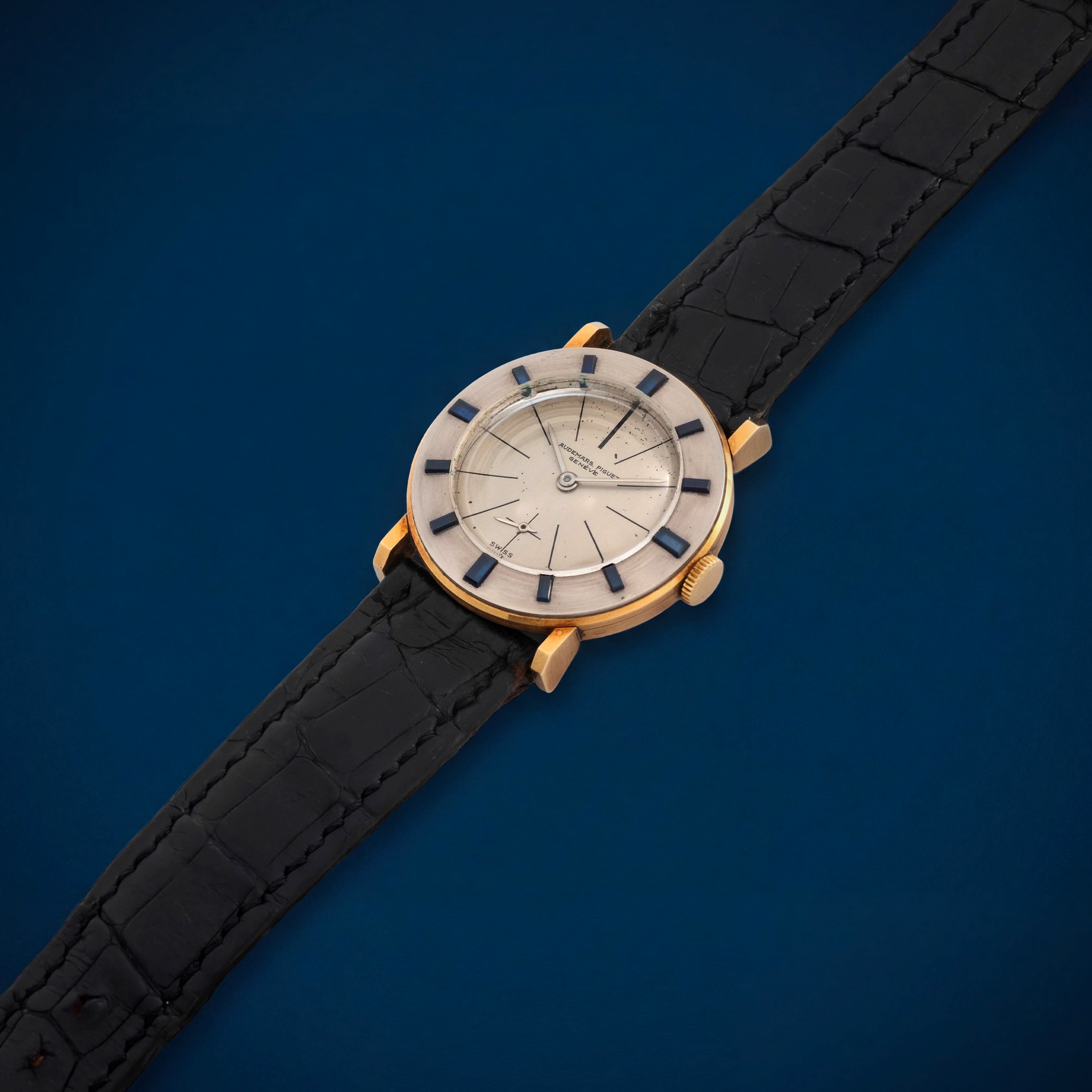Audemars Piguet - Disco Volante in oro giallo e bianco 18k con zaffiri baguette, circa 1950