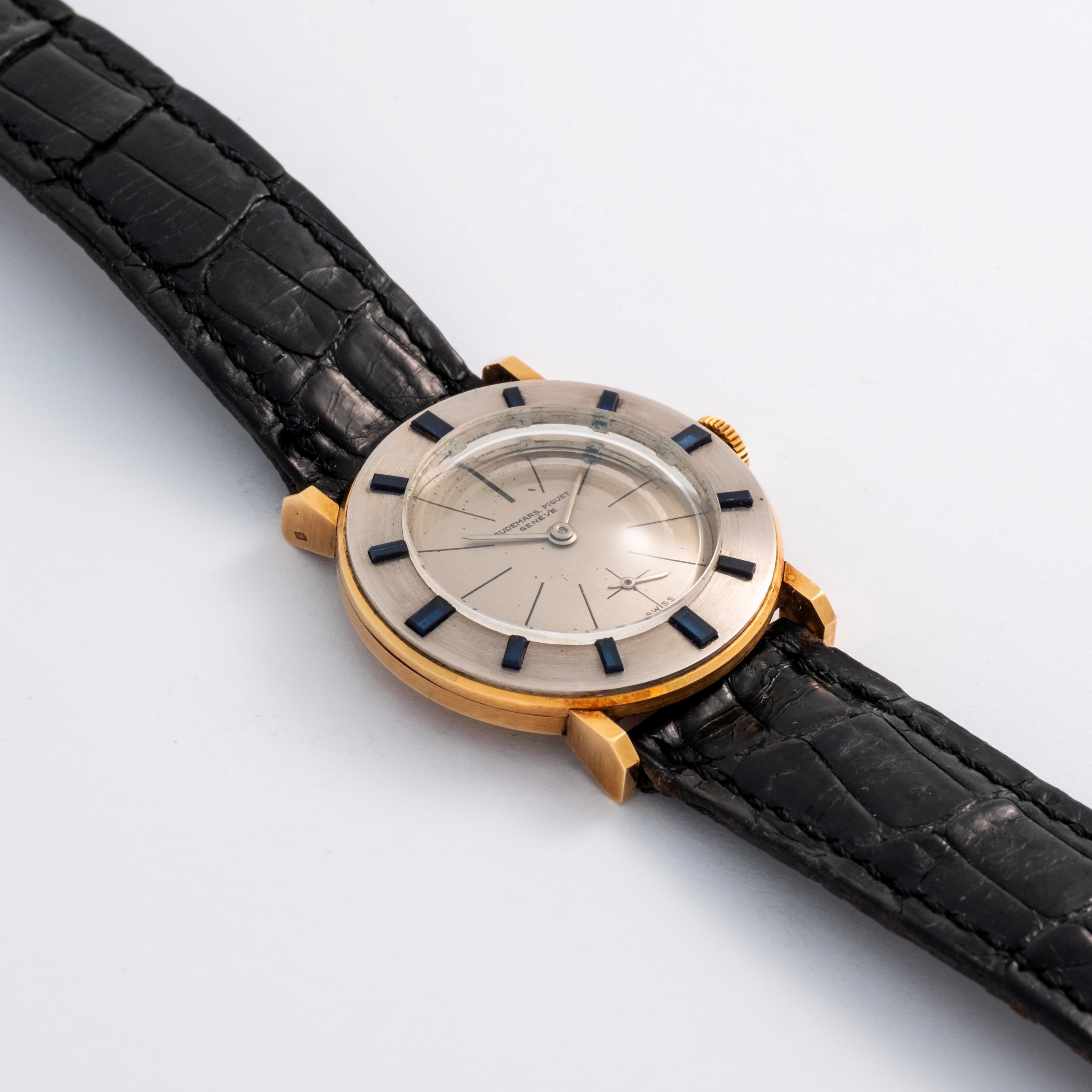 Audemars Piguet - Disco Volante in oro giallo e bianco 18k con zaffiri baguette, circa 1950