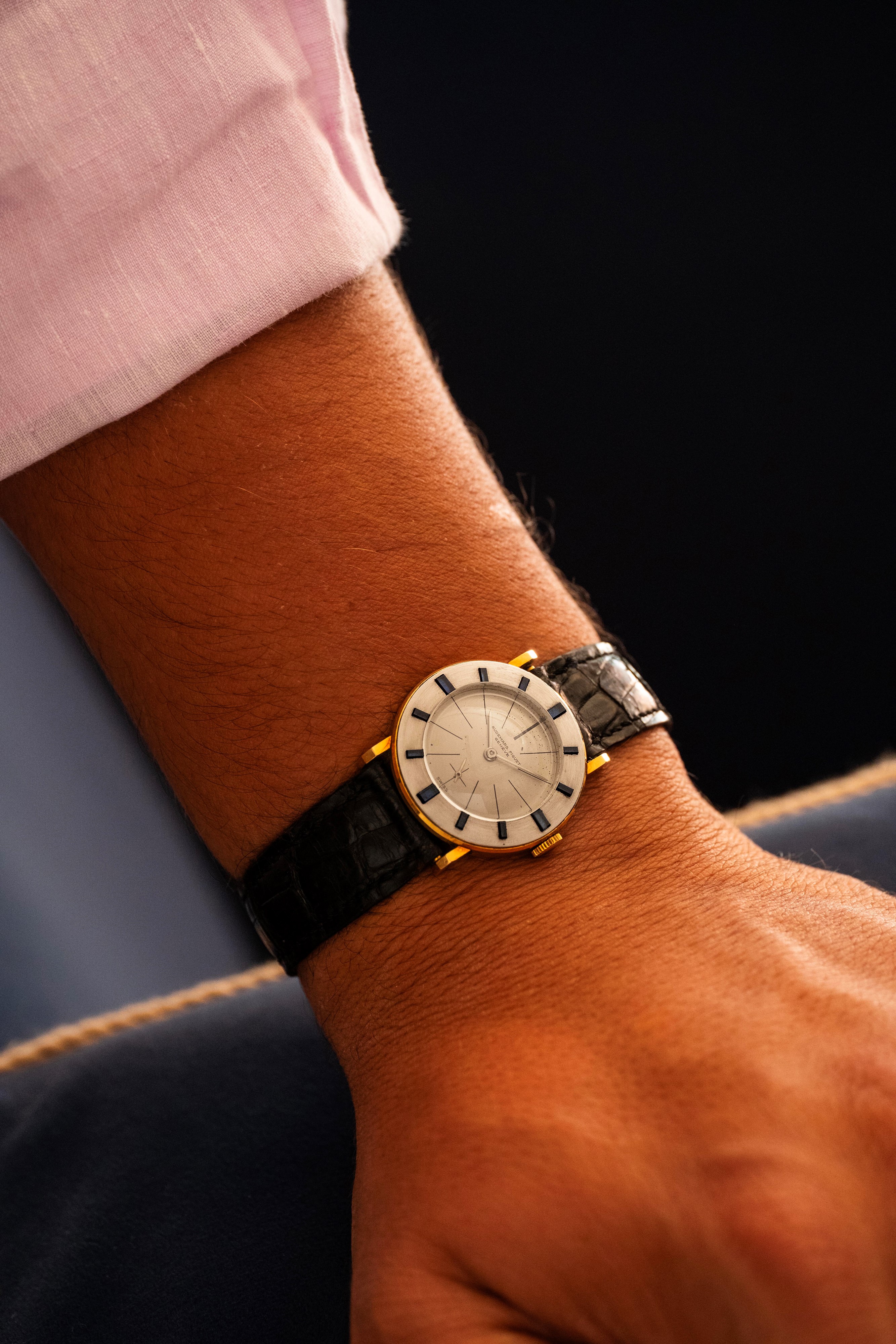 Audemars Piguet - Disco Volante in oro giallo e bianco 18k con zaffiri baguette, circa 1950