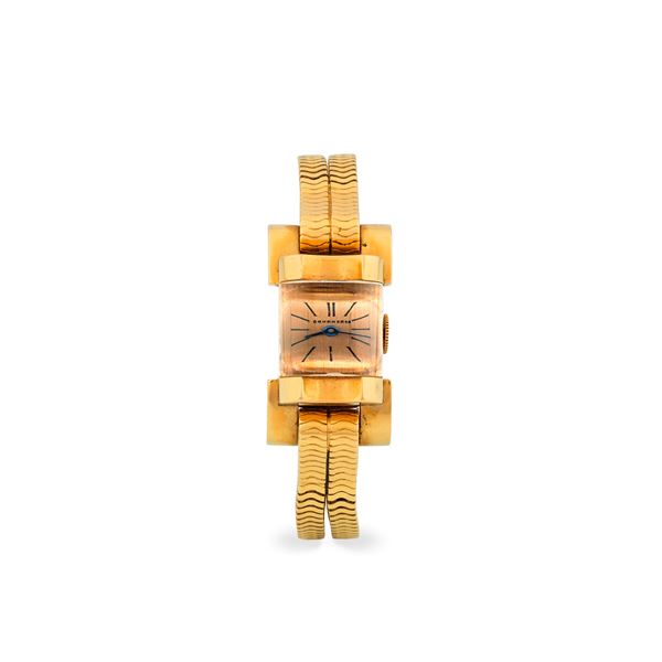 Elegante orologio Art Decò in oro rosa 18k con bracciale integrato e vetro bombato, quadrante salmone, circa 1943